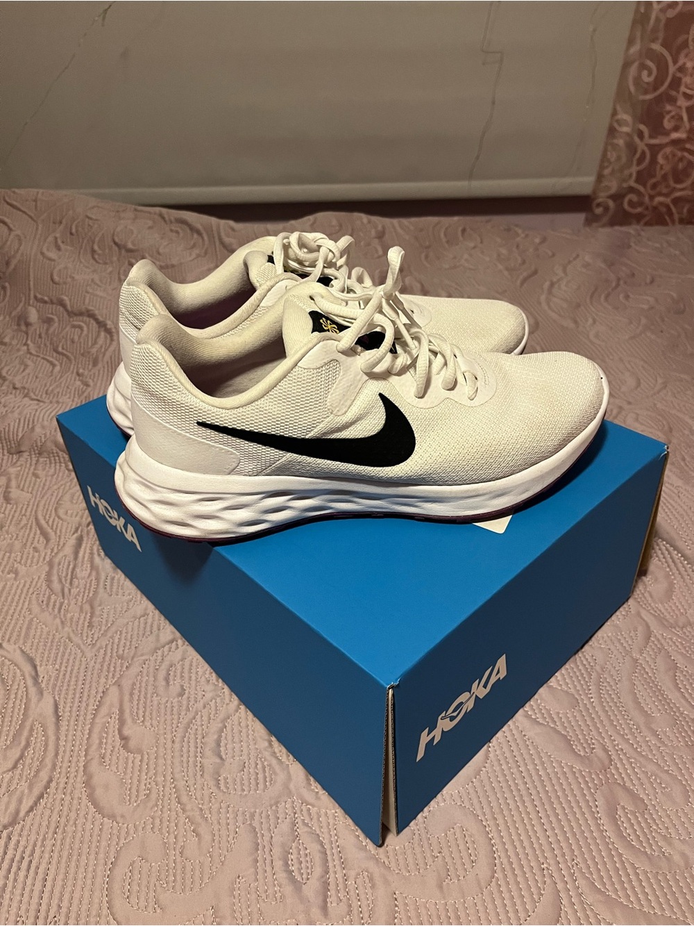 White Nike Sneakers / Running Shoes